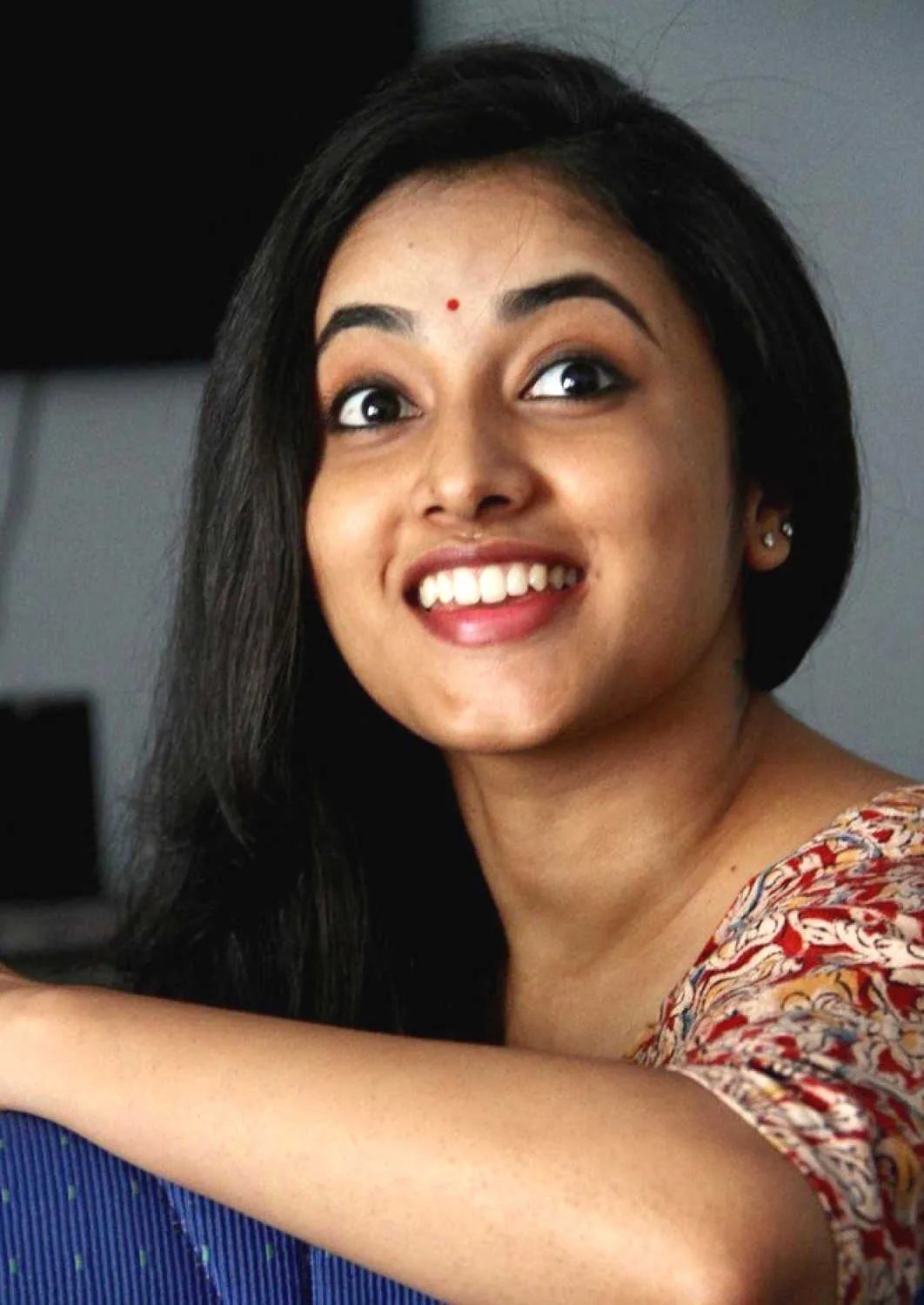 Priyanka Arul Mohan Joyful Smile in Ethnic Outfit Wallpaper