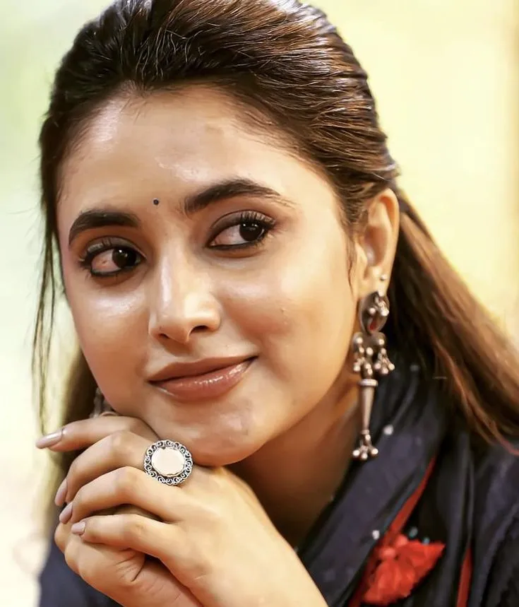 Priyanka Arul Mohan Look with Elegant Jewelry and Smile