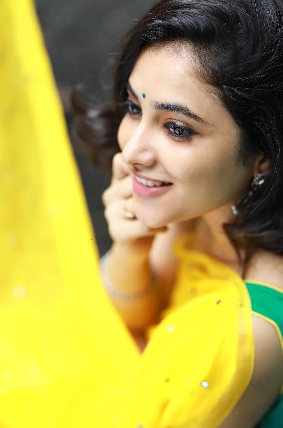 Priyanka Arul Mohan Looking Away with a Soft Smile Wallpaper