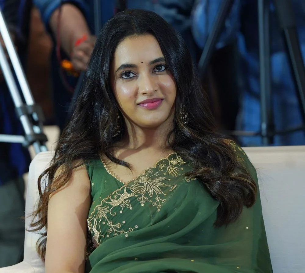 Priyanka Arul Mohan Looking Charming in Green Saree image