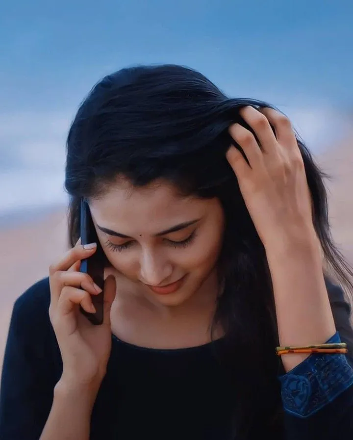 Priyanka Arul Mohan Natural Beauty Talking on Phone image