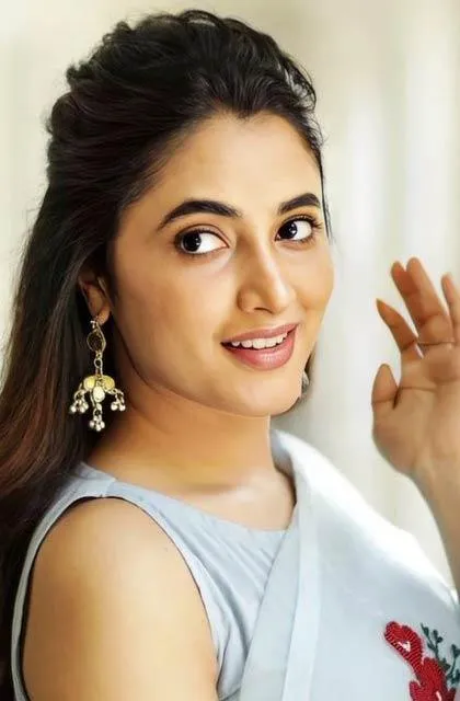 Priyanka Arul Mohan playful look in light sleeveless saree