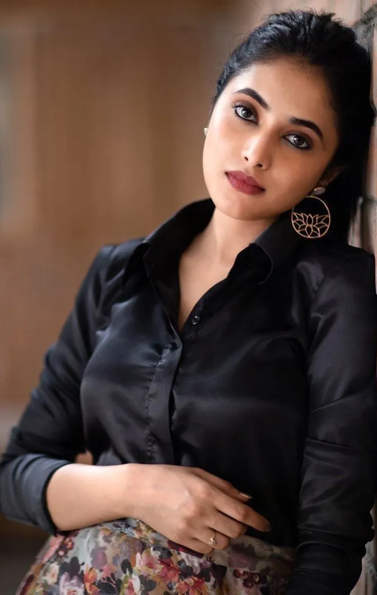 Priyanka Arul Mohan posing confidently in black outfit HD