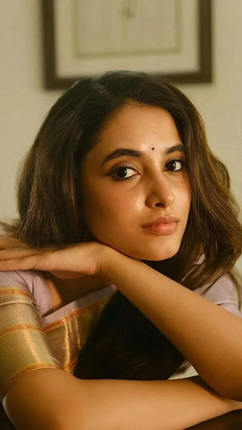 Priyanka Arul Mohan posing with hands on face Wallpaper
