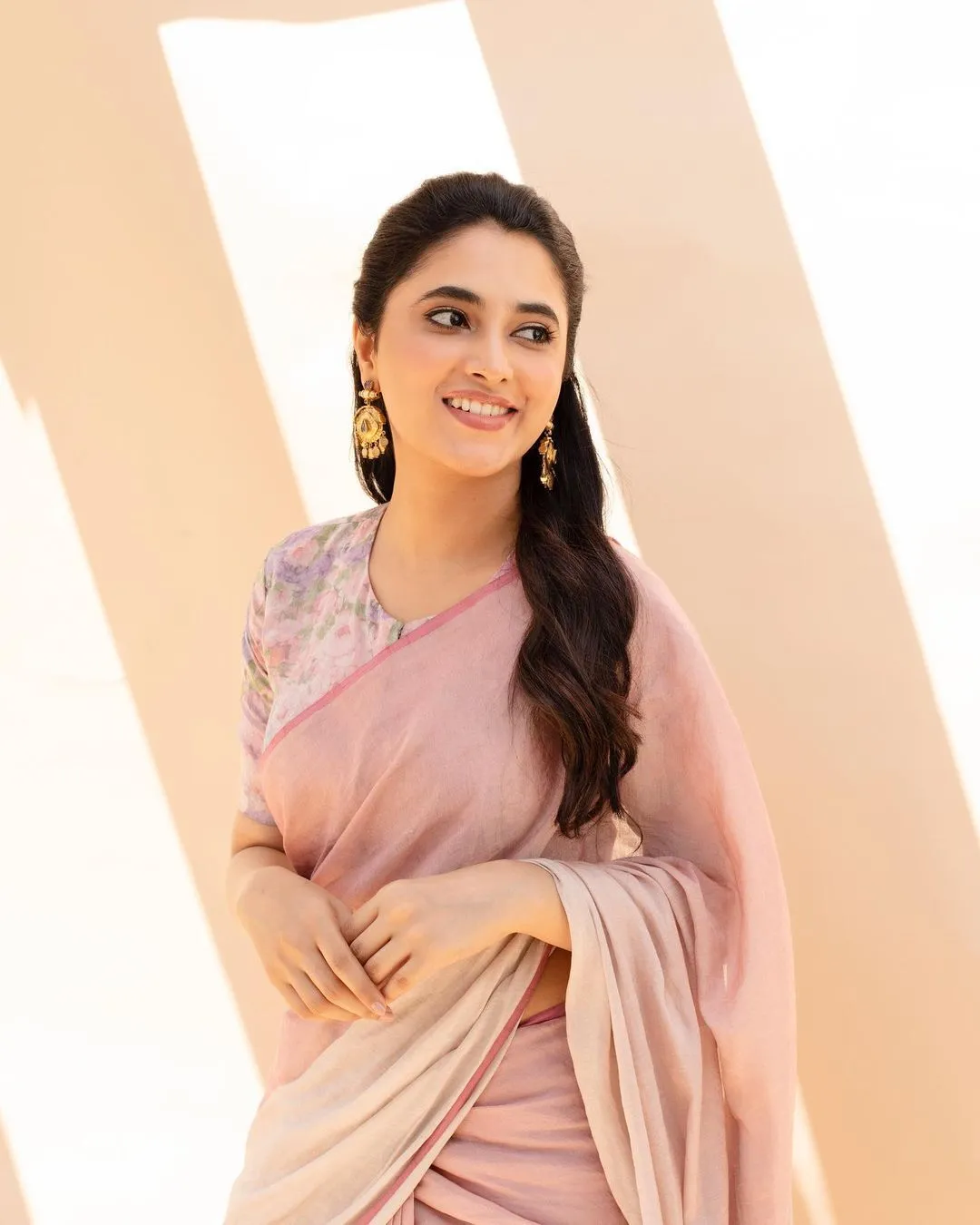 Priyanka Arul Mohan Radiant Pose in Light Peach SareeHD