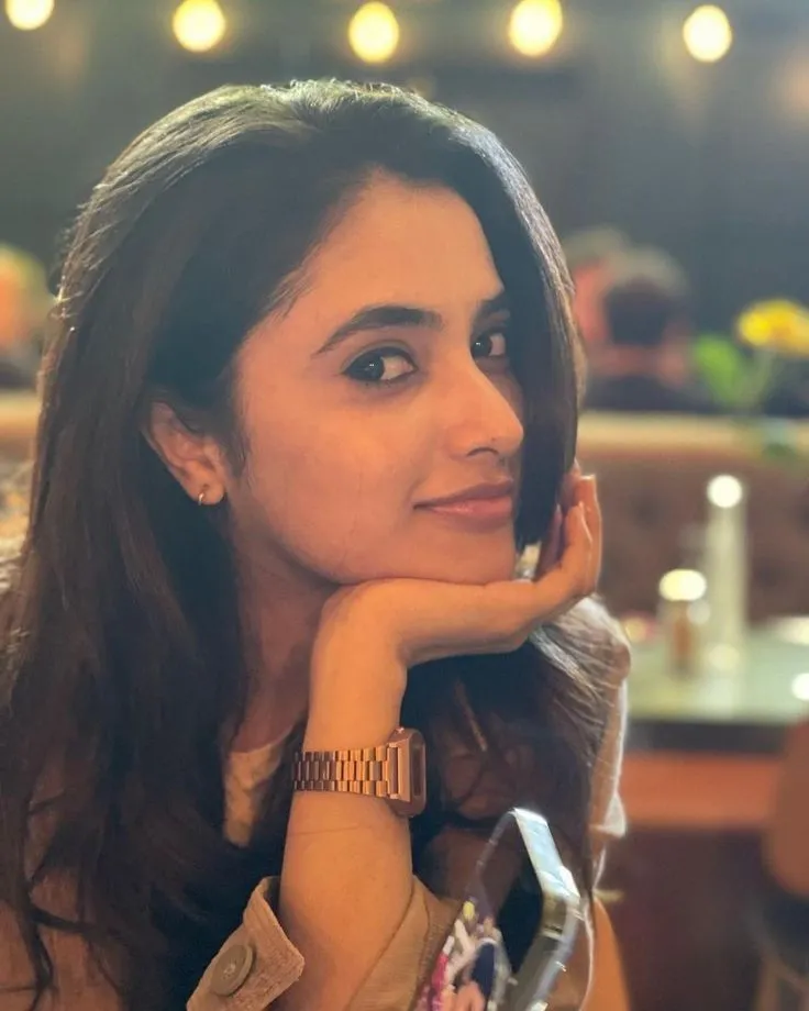 Priyanka Arul Mohan Reflective Pose in Indoor Lighting HD