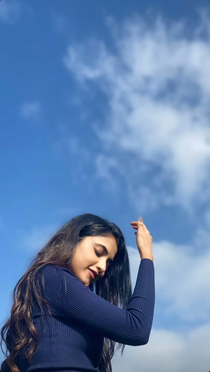 Priyanka Arul Mohan Relaxed Pose Under Blue Sky HD image