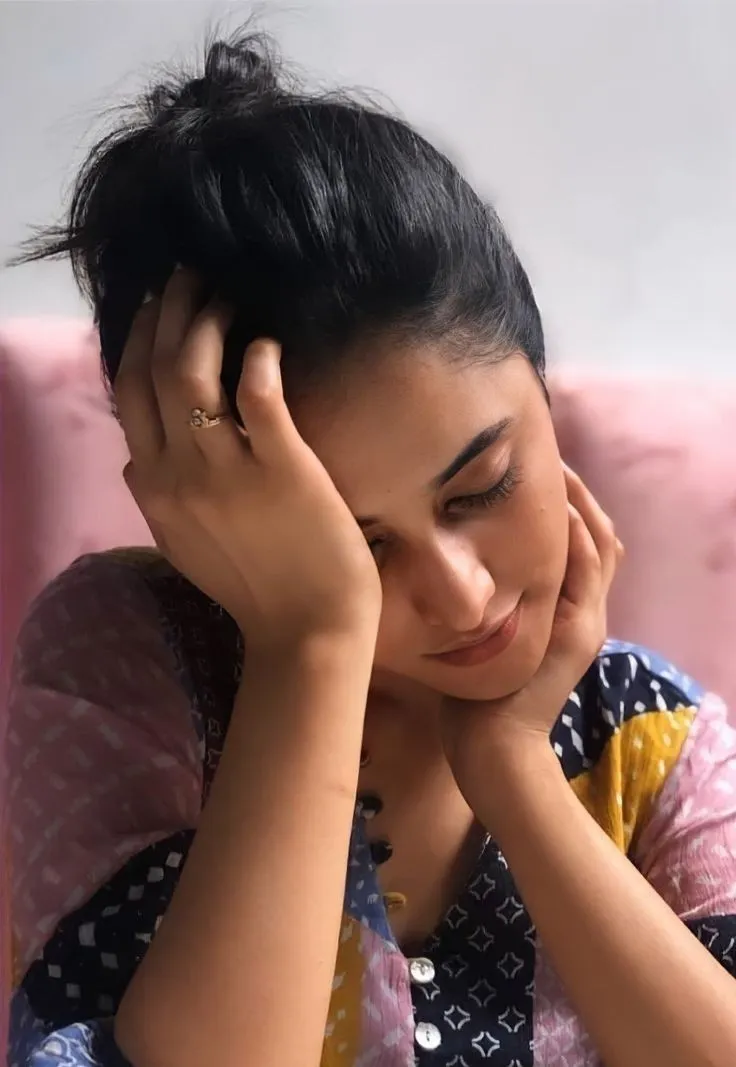 Priyanka Arul Mohan Relaxed Pose with Hands on Face image