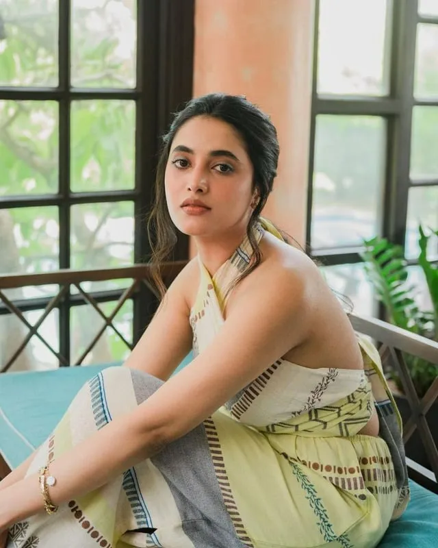 Priyanka Arul Mohan Relaxing in Green and Beige Combo HD
