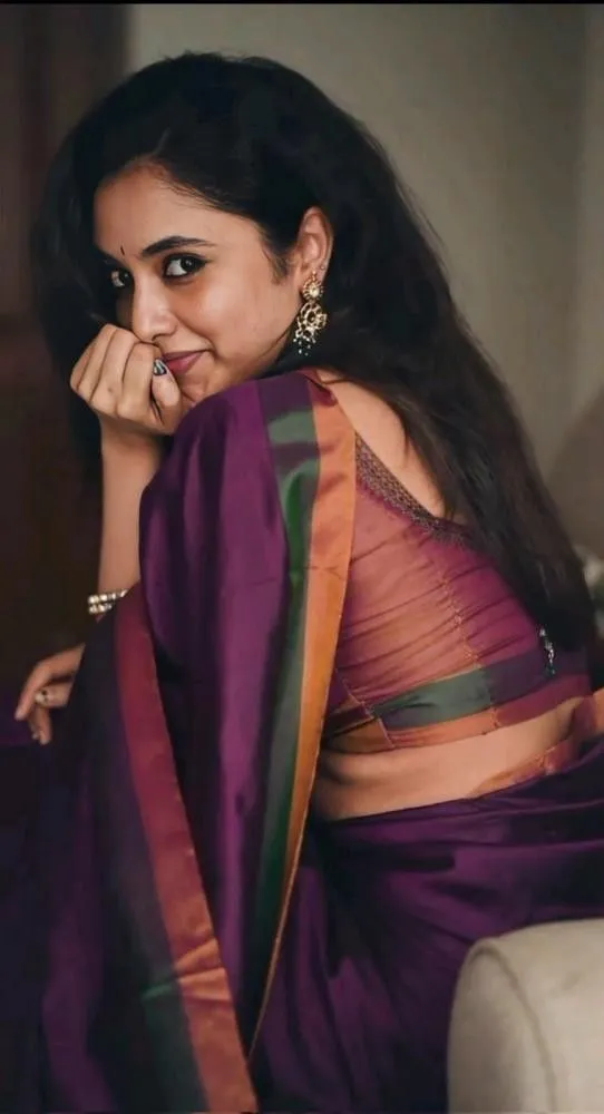 Priyanka Arul Mohan side glance in purple saree Wallpaper