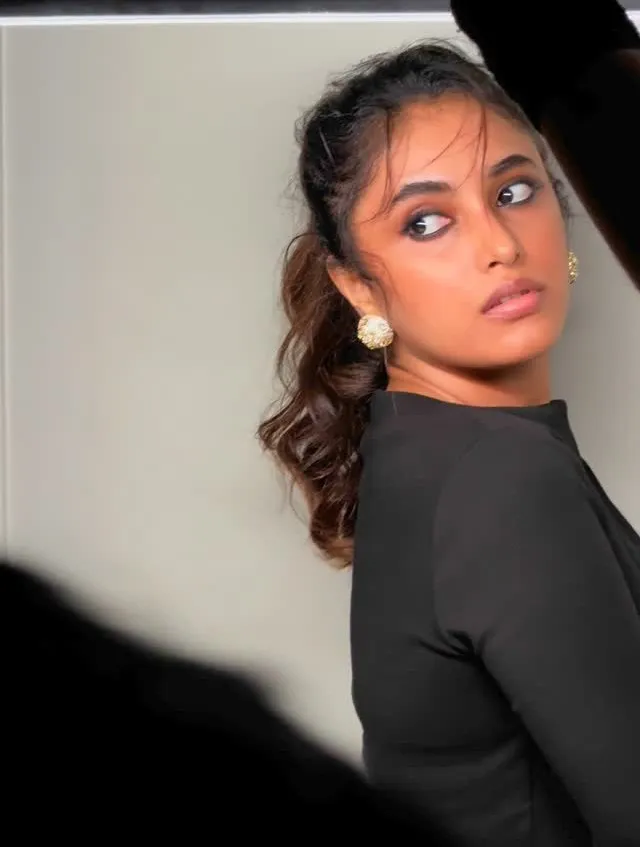 Priyanka Arul Mohan side profile in black outfit Wallpaper