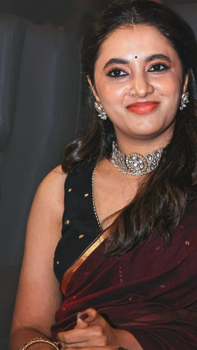 Priyanka Arul Mohan Smiling in Black Maroon Saree Wallpaper