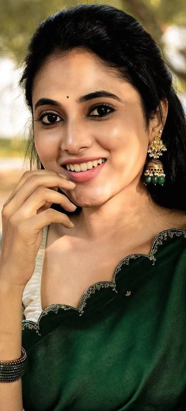 Priyanka Arul Mohan Smiling in Green Saree HD Wallpaper