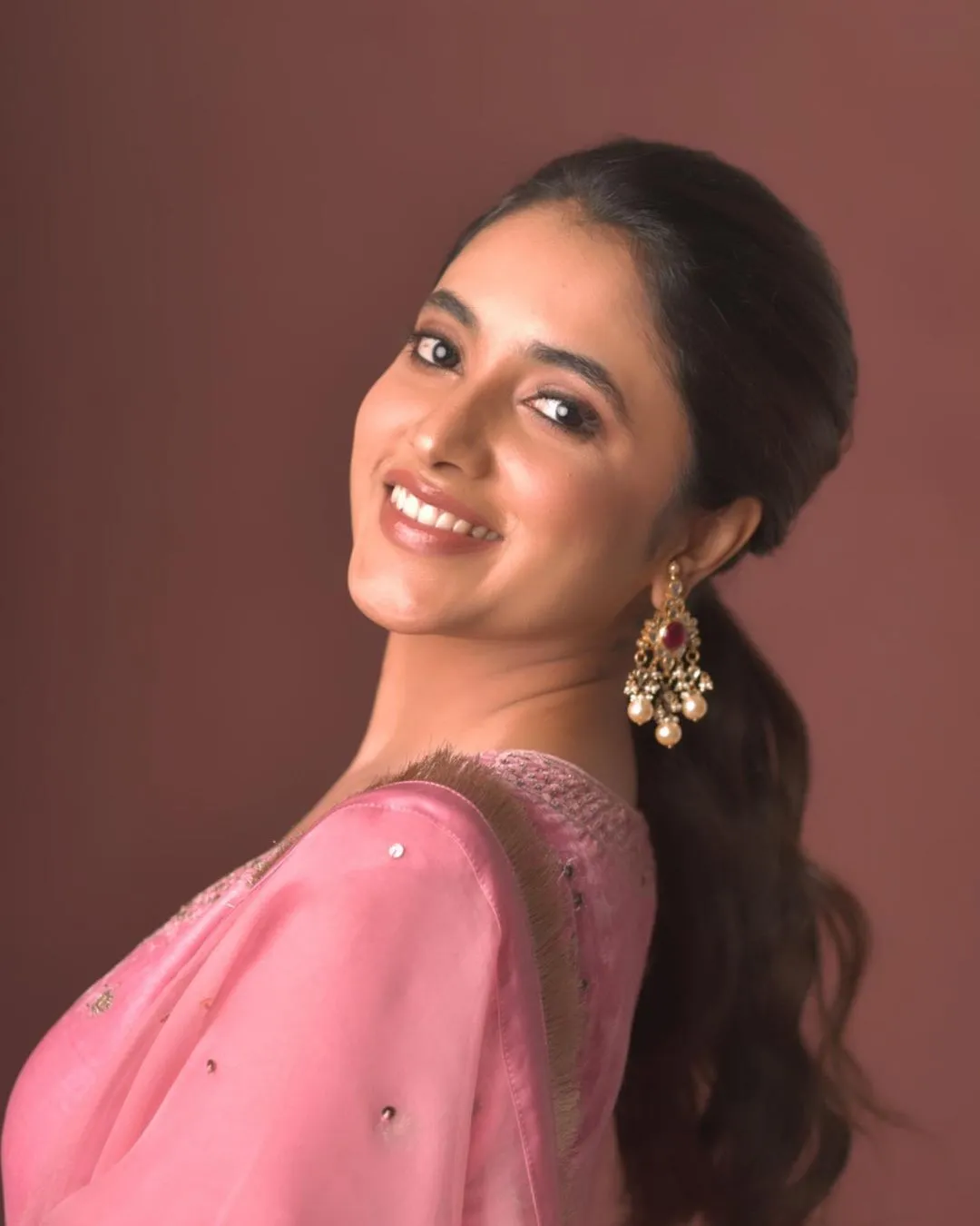 Priyanka Arul Mohan smiling in soft pink traditional look