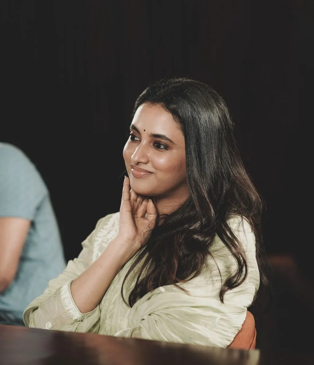 Priyanka Arul Mohan Smiling Softly in Cream Outfit Wallpaper