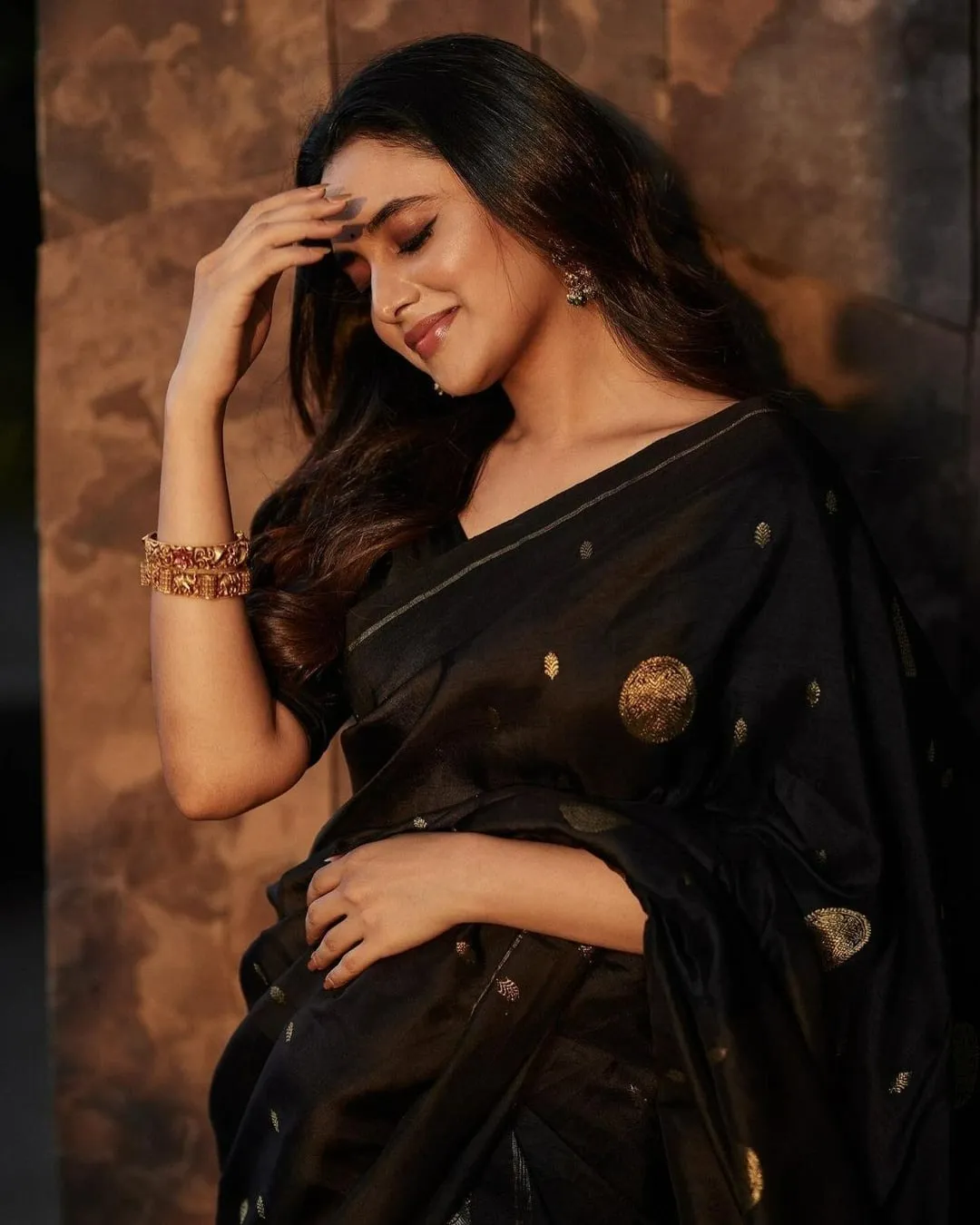 Priyanka Arul Mohan Stunning in Classic Black Saree Pose