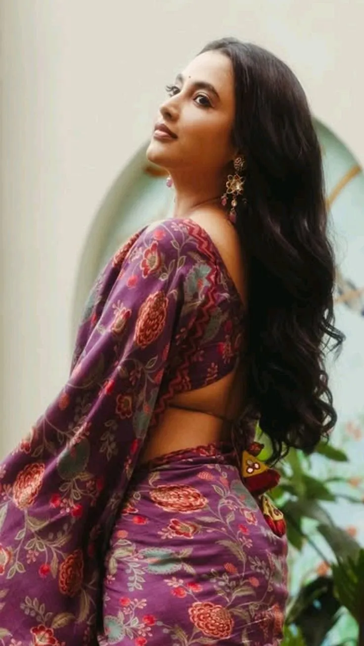 Priyanka Arul Mohan Stylish Modern Outfit Side Pose image