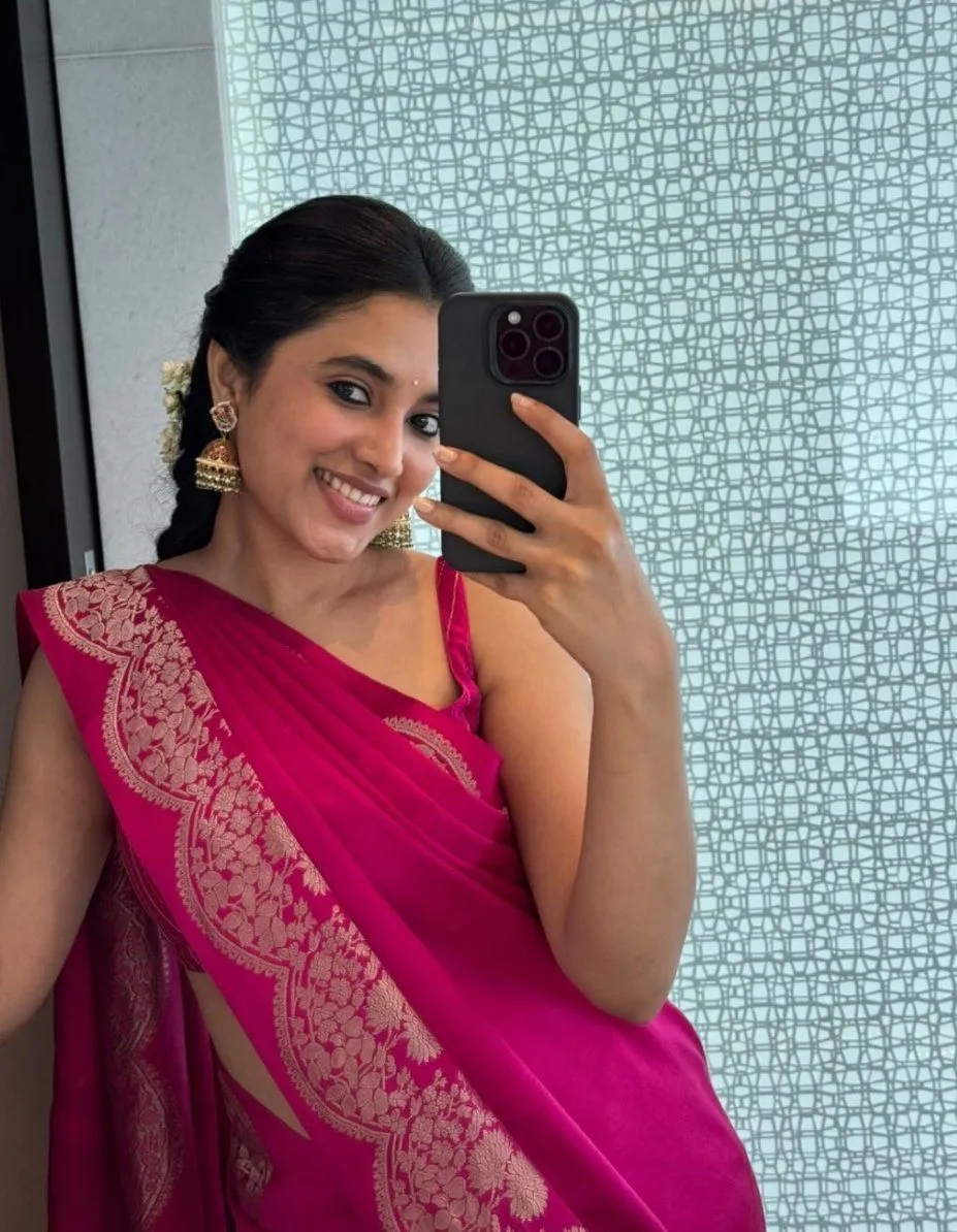 Priyanka Arul Mohan Takes Mirror Selfie in Pink Saree image