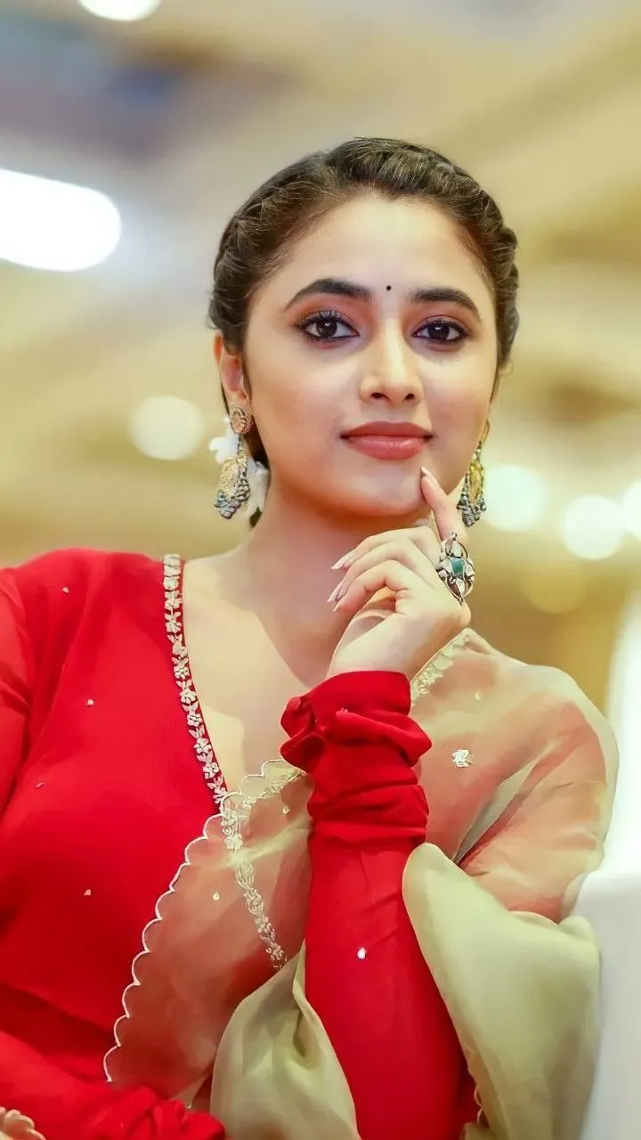 Priyanka Arul Mohan Traditional Look in Red and Beige Outfit