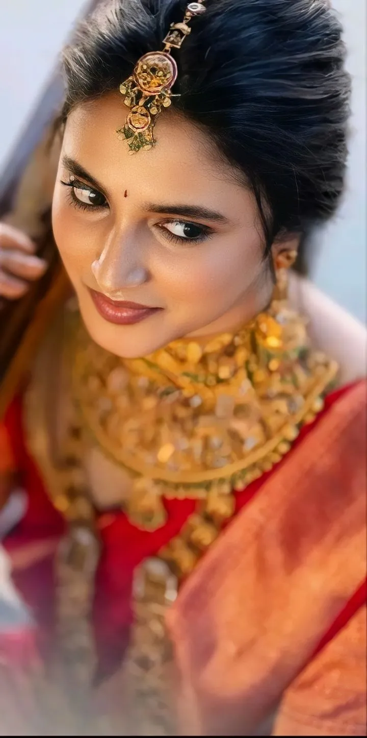 Priyanka Arul Mohan Traditional Look in Red Attire Wallpaper