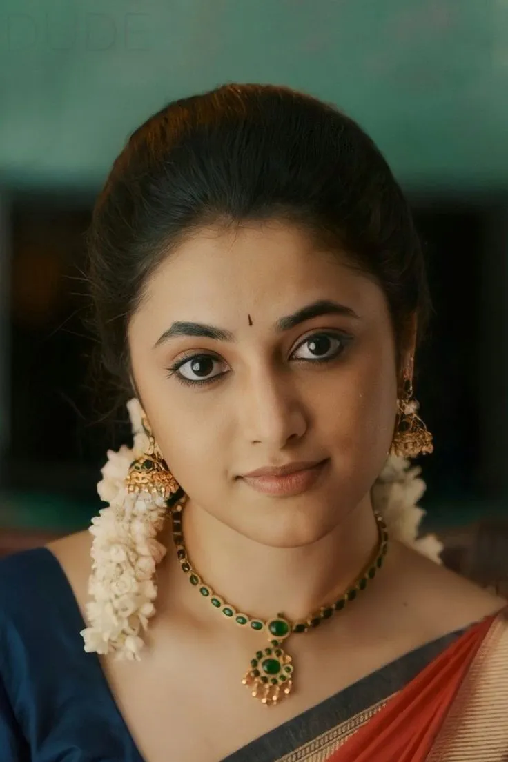Priyanka Arul Mohan Traditional Look with Gold Jewelry