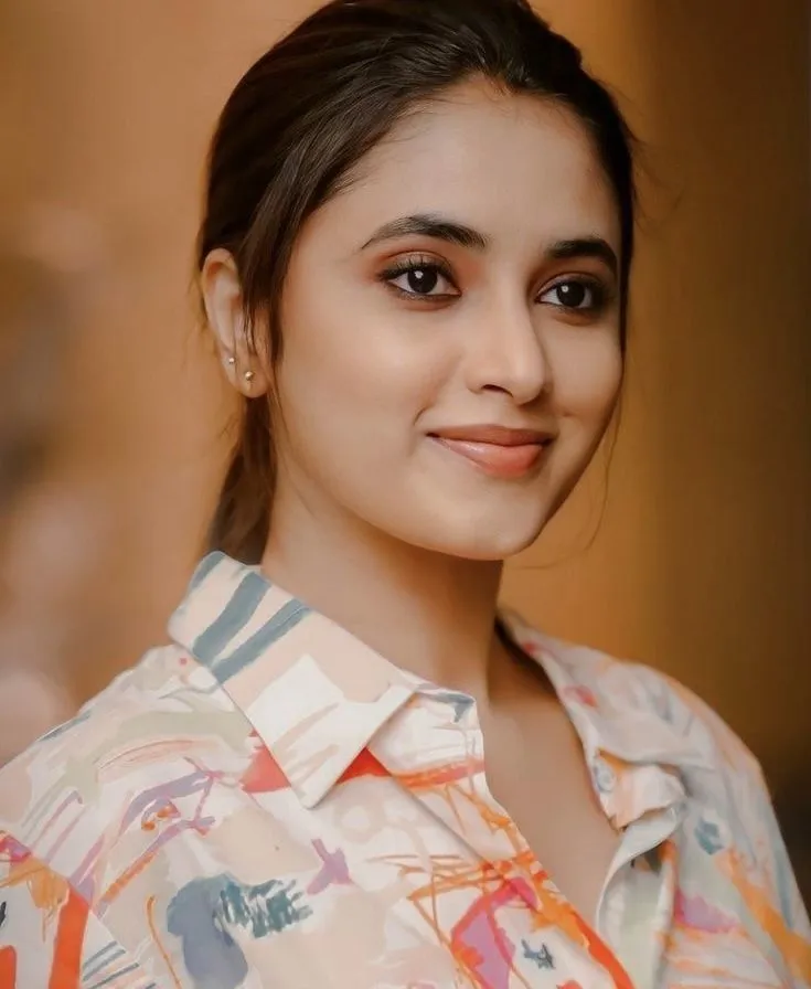 Priyanka Arul Mohan with cute Smile looking Forward image