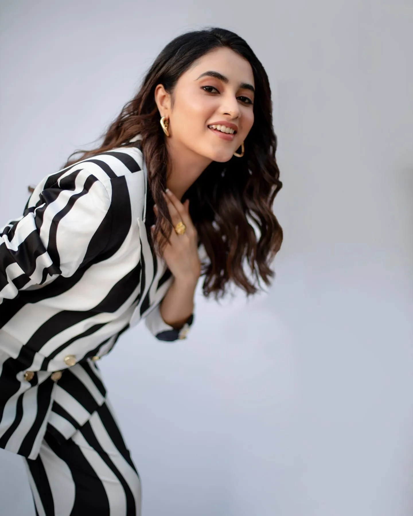 Priyanka in black and white outfit smiling Wallpaper HD