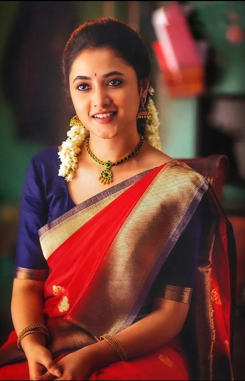 Priyanka in festive saree smiling with Blurred Bcakground