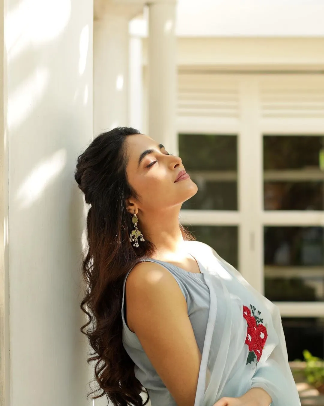 Priyanka in gray saree leaning near the wall HD Wallpaper