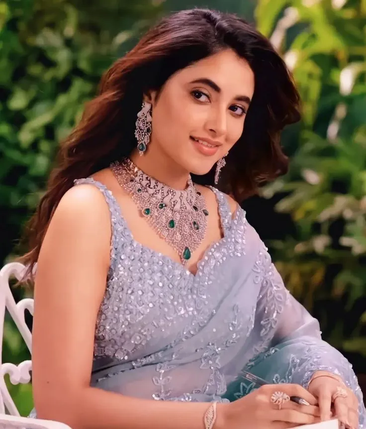 Priyanka in lavender saree with soft expression Wallpaper
