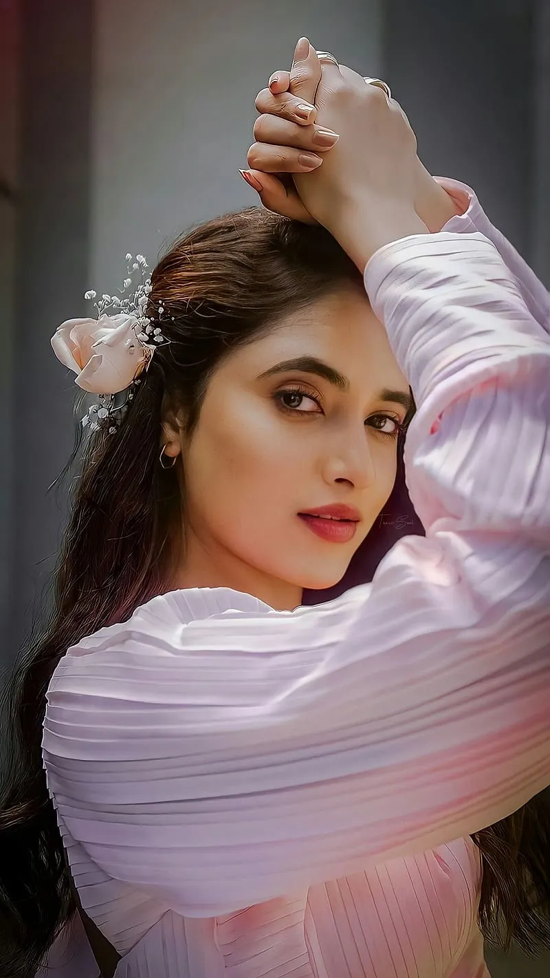 Priyanka in light pink raising hands up Wallpaper HD