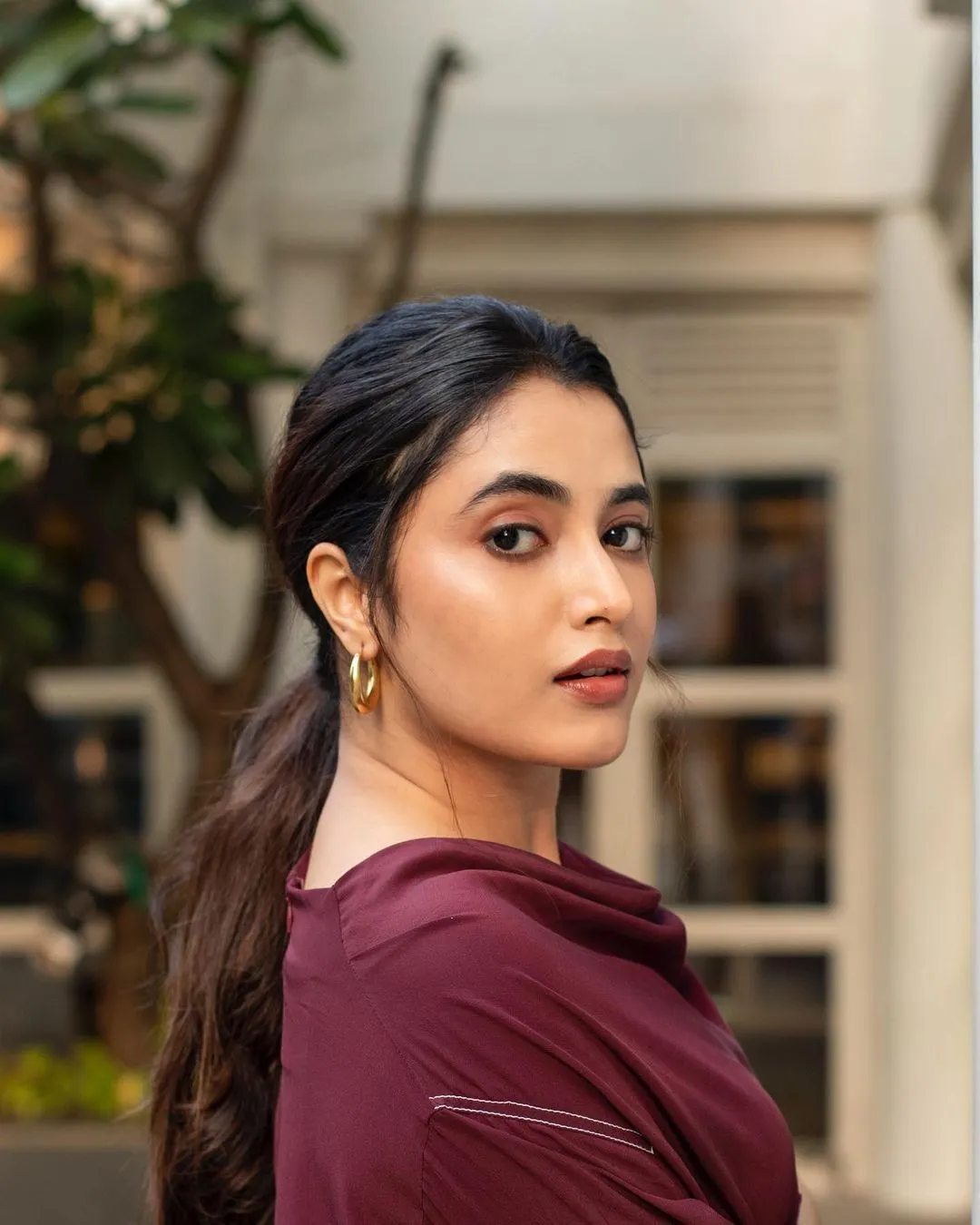 Priyanka in maroon dress with Marvelous Eye Look Wallpaper