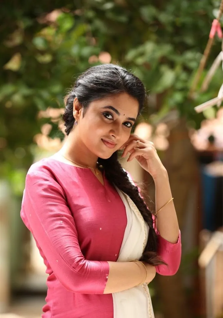 Priyanka in pink kurti posing with cheerful expression image