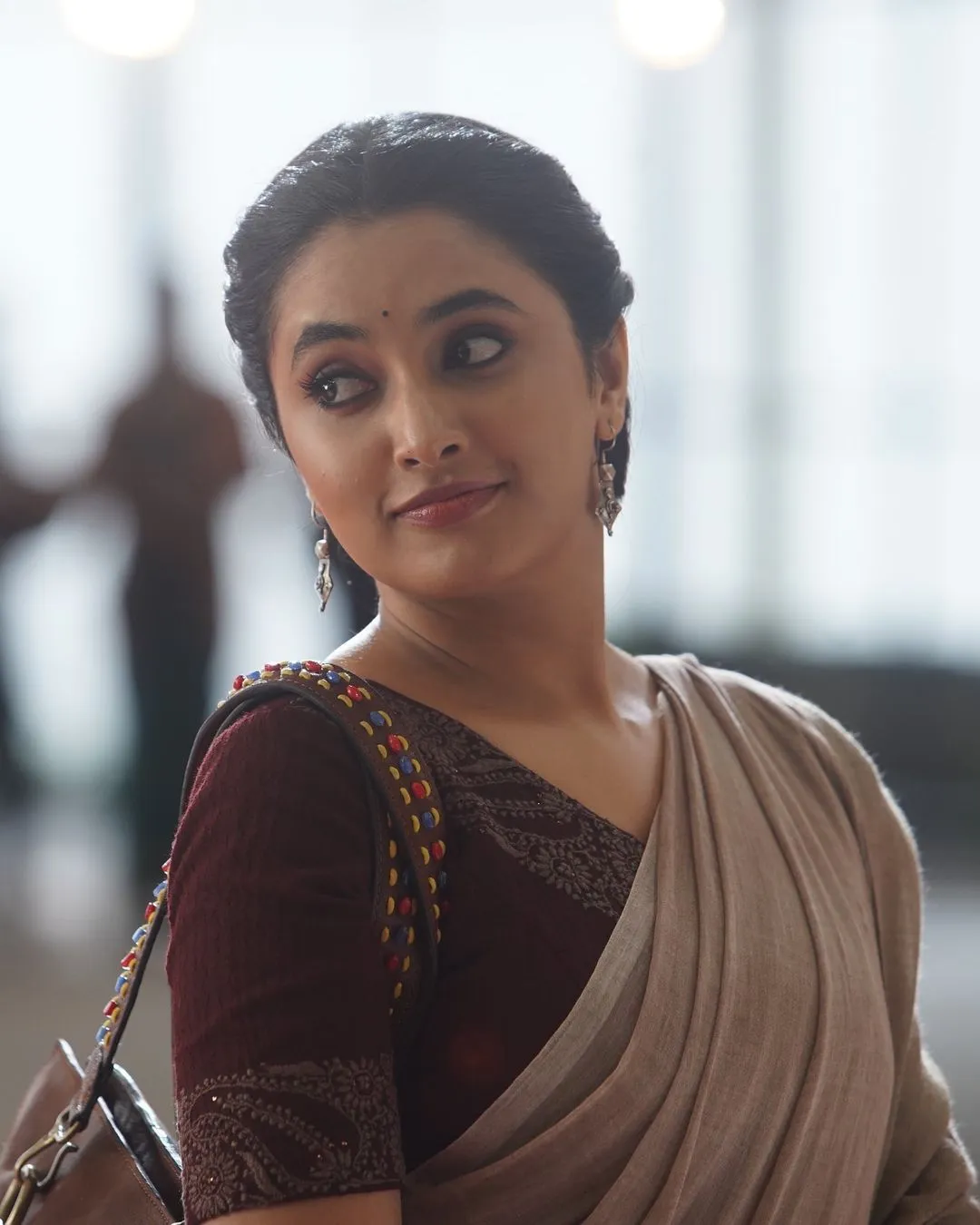 Priyanka in saree with tied hair and focused look Wallpaper