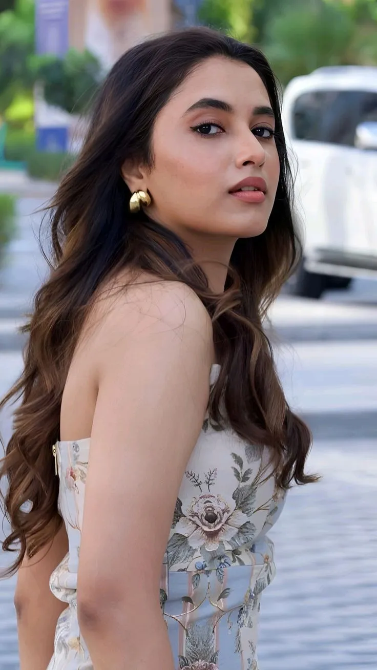 Priyanka in white printed dress looking back Wallpaper
