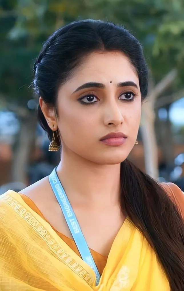 Priyanka in yellow saree with a Sad expression Wallpaper