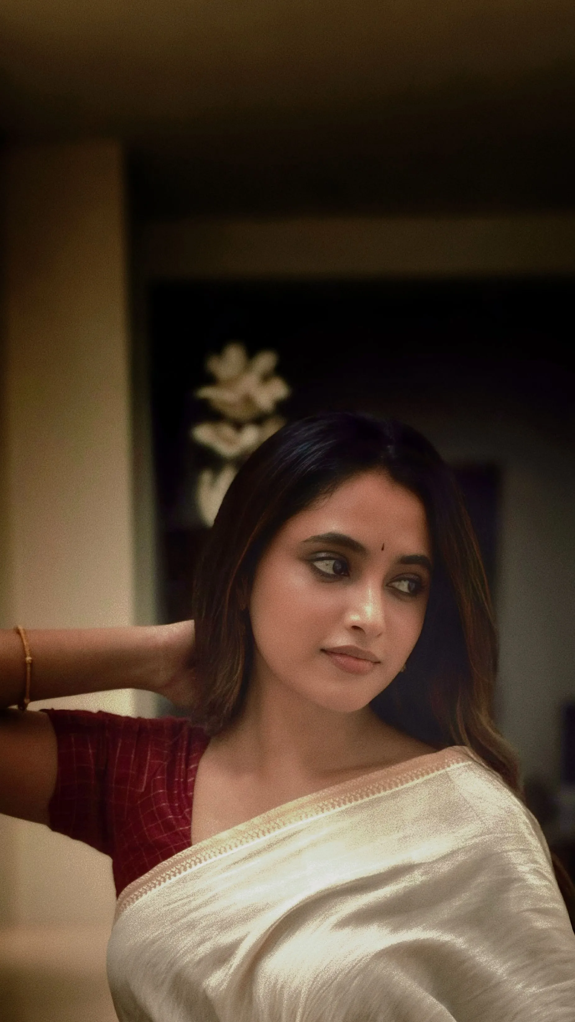 Priyanka Mohan Wearing a White Saree Free Portrait Wallpaper