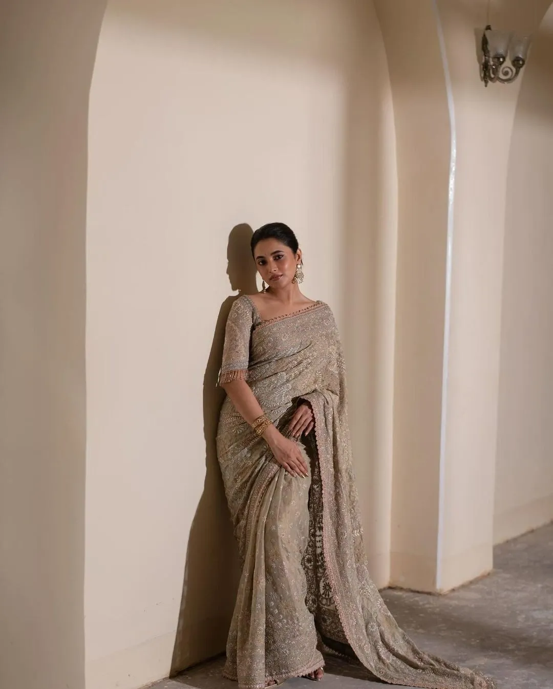 Priyanka posing beautifully in beige saree indoors Wallpaper