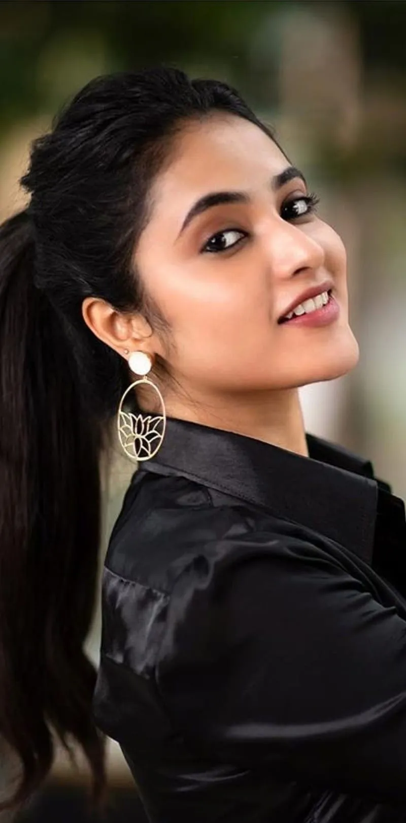 Priyanka smiling side pose in black outfit Wallpaper