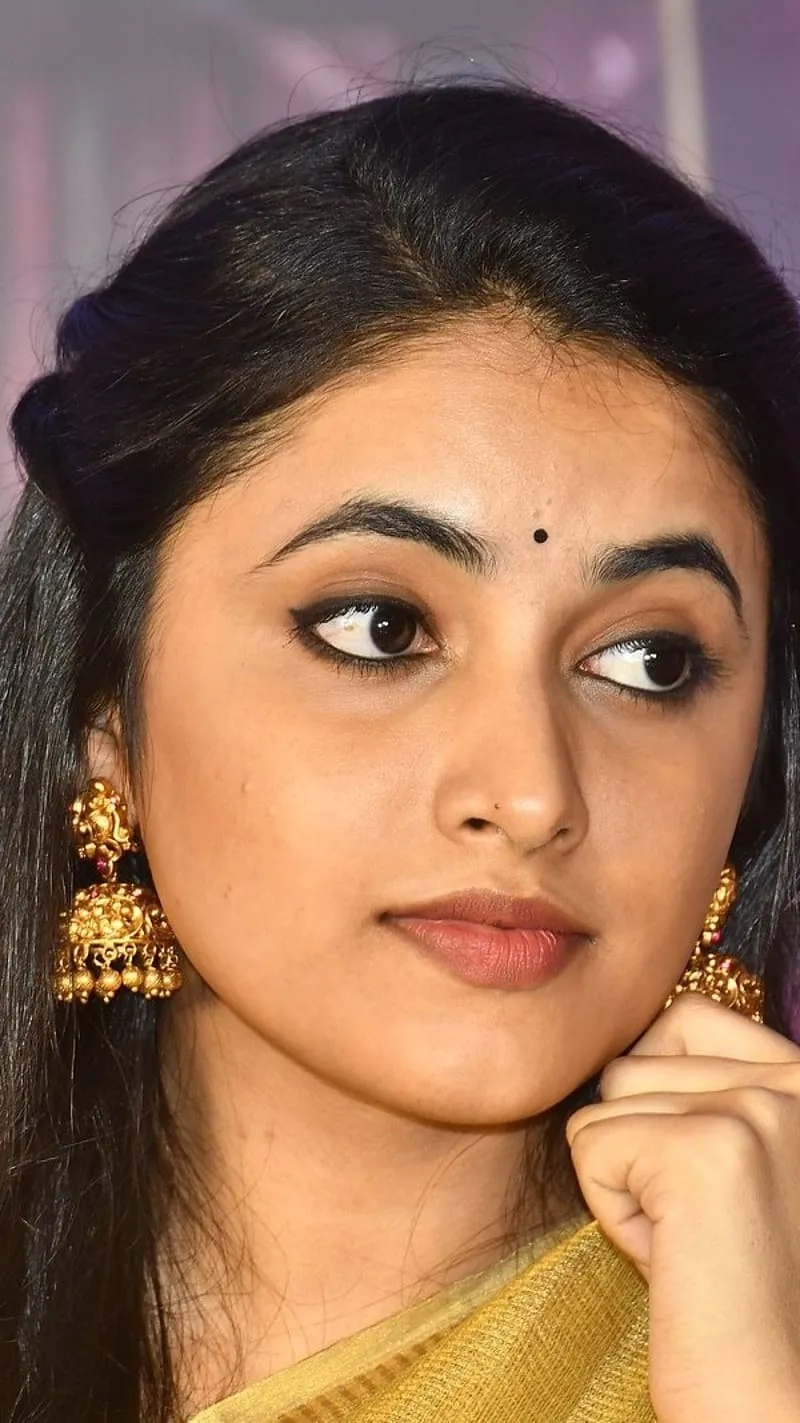 Priyanka with traditional earrings in thoughtful look HD
