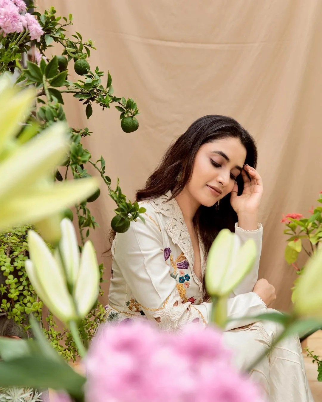 Radiant Priyanka Arul Mohan Smiling Among Flowers Wallpaper