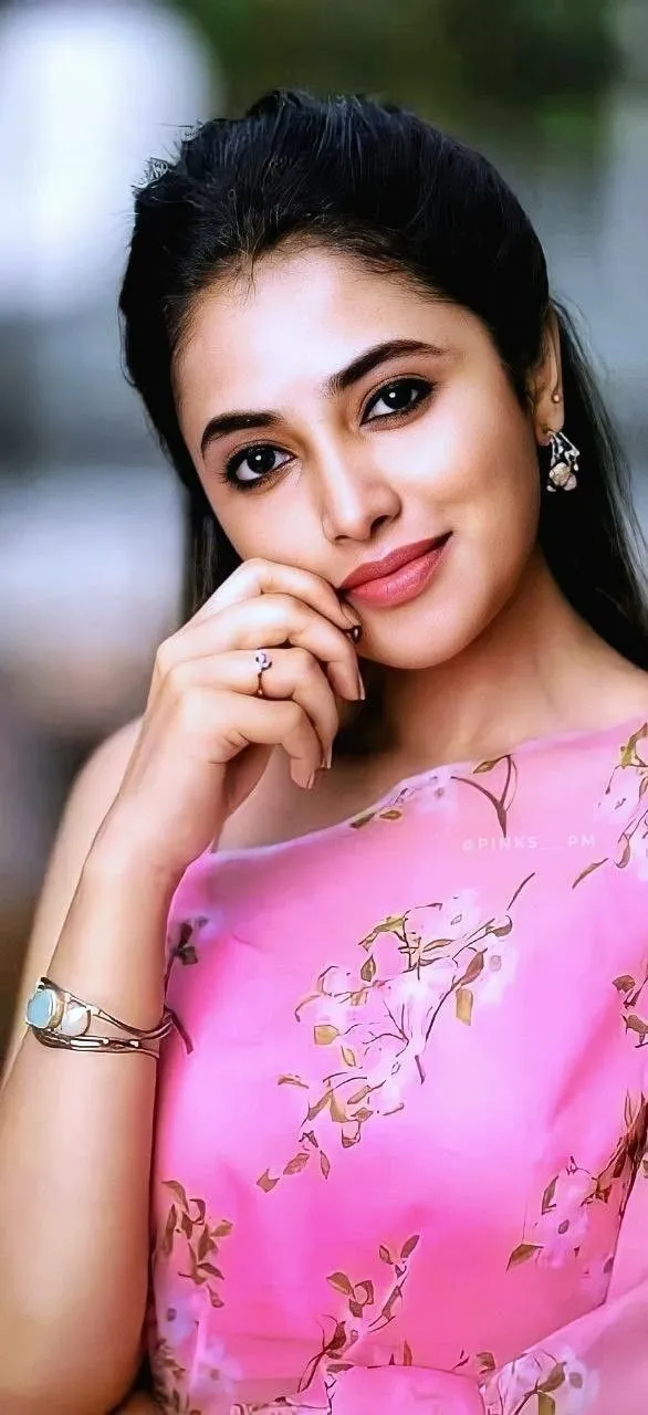 Radiant Smile of Priyanka Arul Mohan in Pink Dress Wallpaper