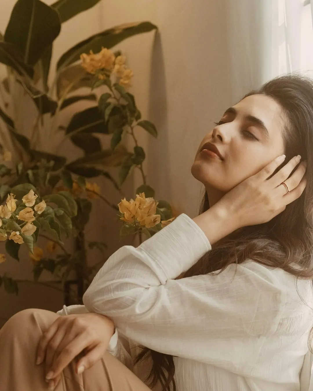Relaxed and Peaceful Priyanka Arul Mohan Sitting pose HD