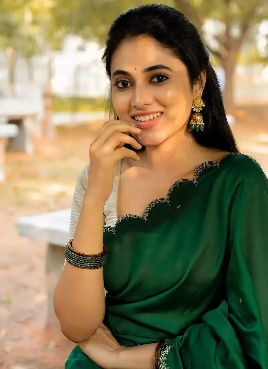 Smiling Priyanka in dark green traditional Saree Wallpaper
