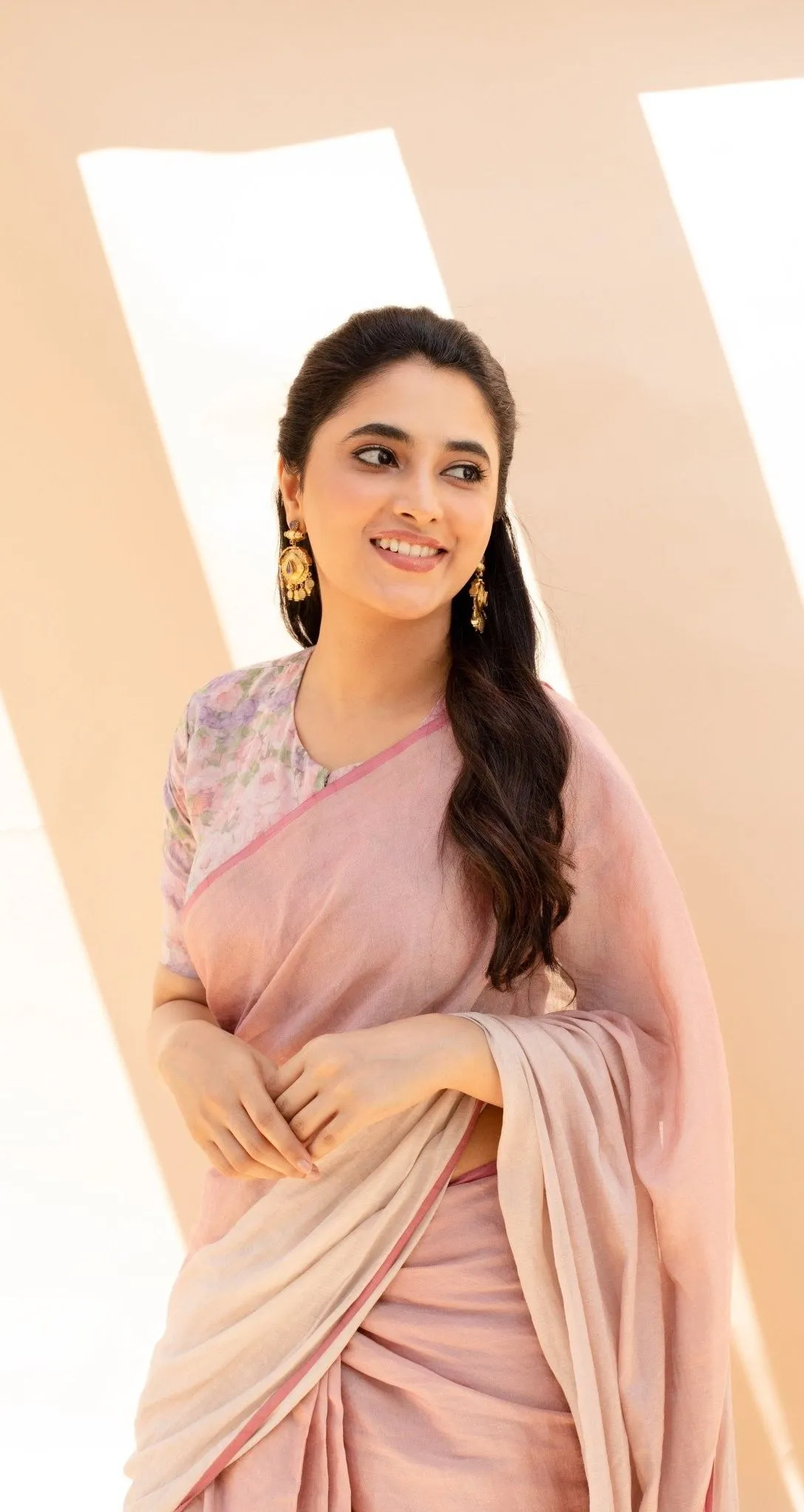 Soft peach Saree Look by Priyanka Arul Mohan HD Wallpaper