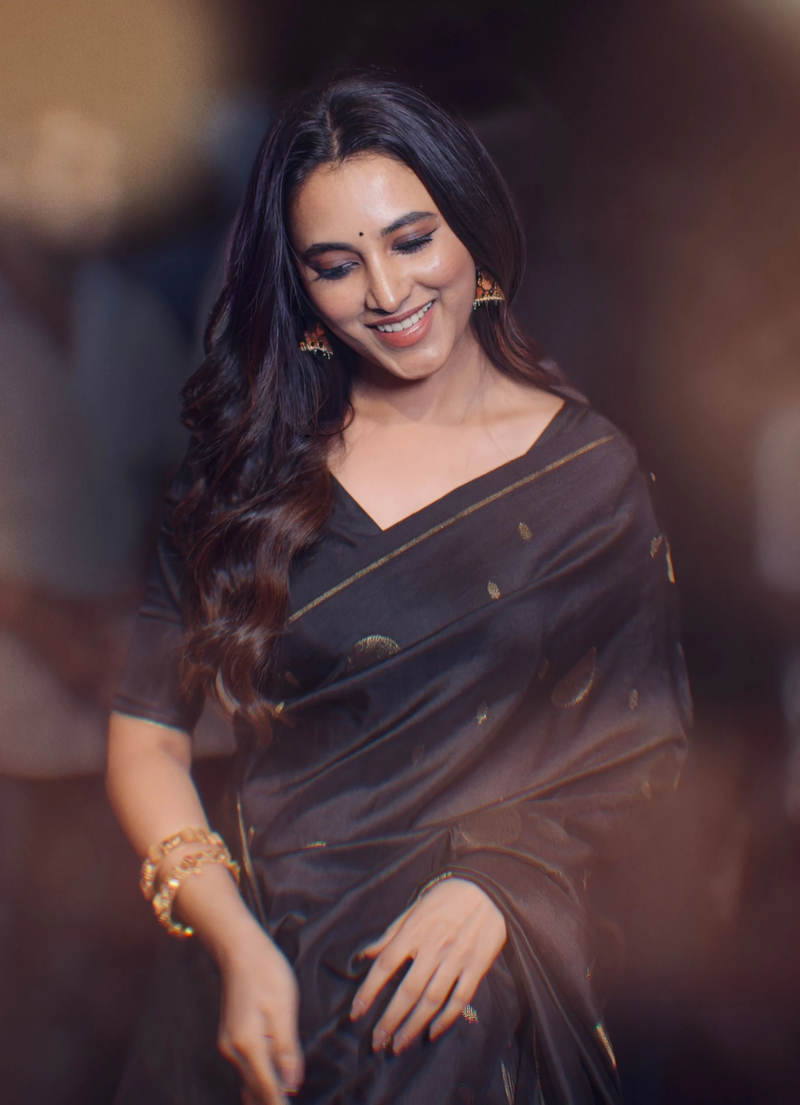 Stanning Image of Priyanka Mohan in a Black Saree Wallpaper