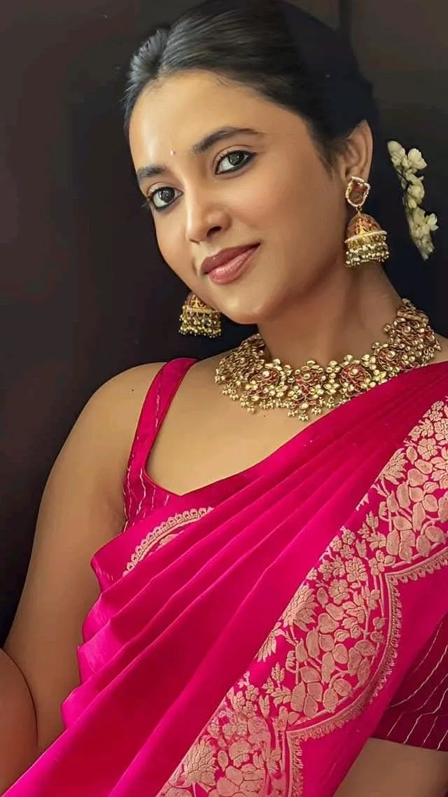 Stunning Beauty Priyanka Arul Mohan in Red Saree Wallpaper