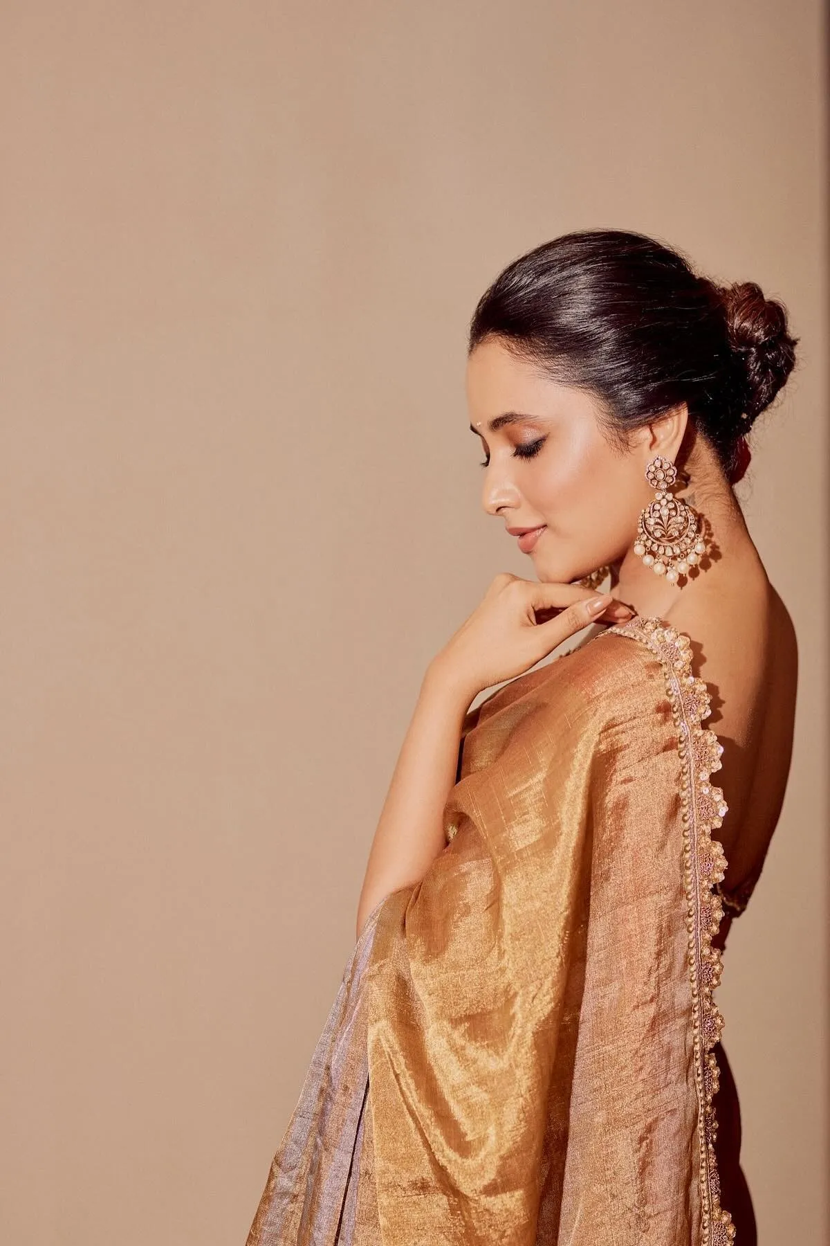 Stunning Image of Priyanka Mohan in a Tissue Saree Wallpaper