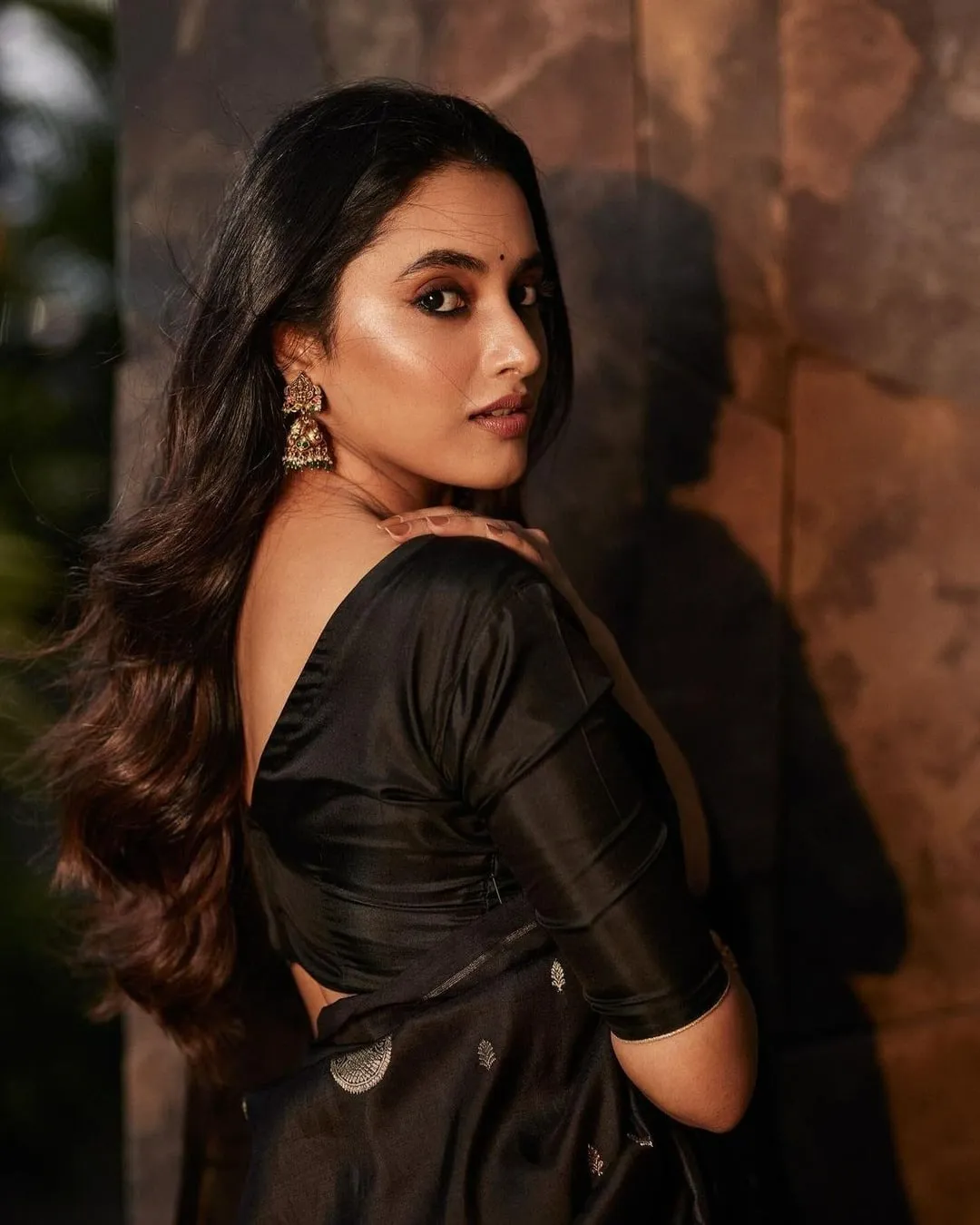 Stunning Priyanka Arul Mohan in Black Saree Outfit Wallpaper