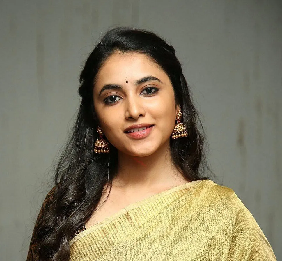 Stunning Wallpaper of Priyanka Mohan in a Golden Saree